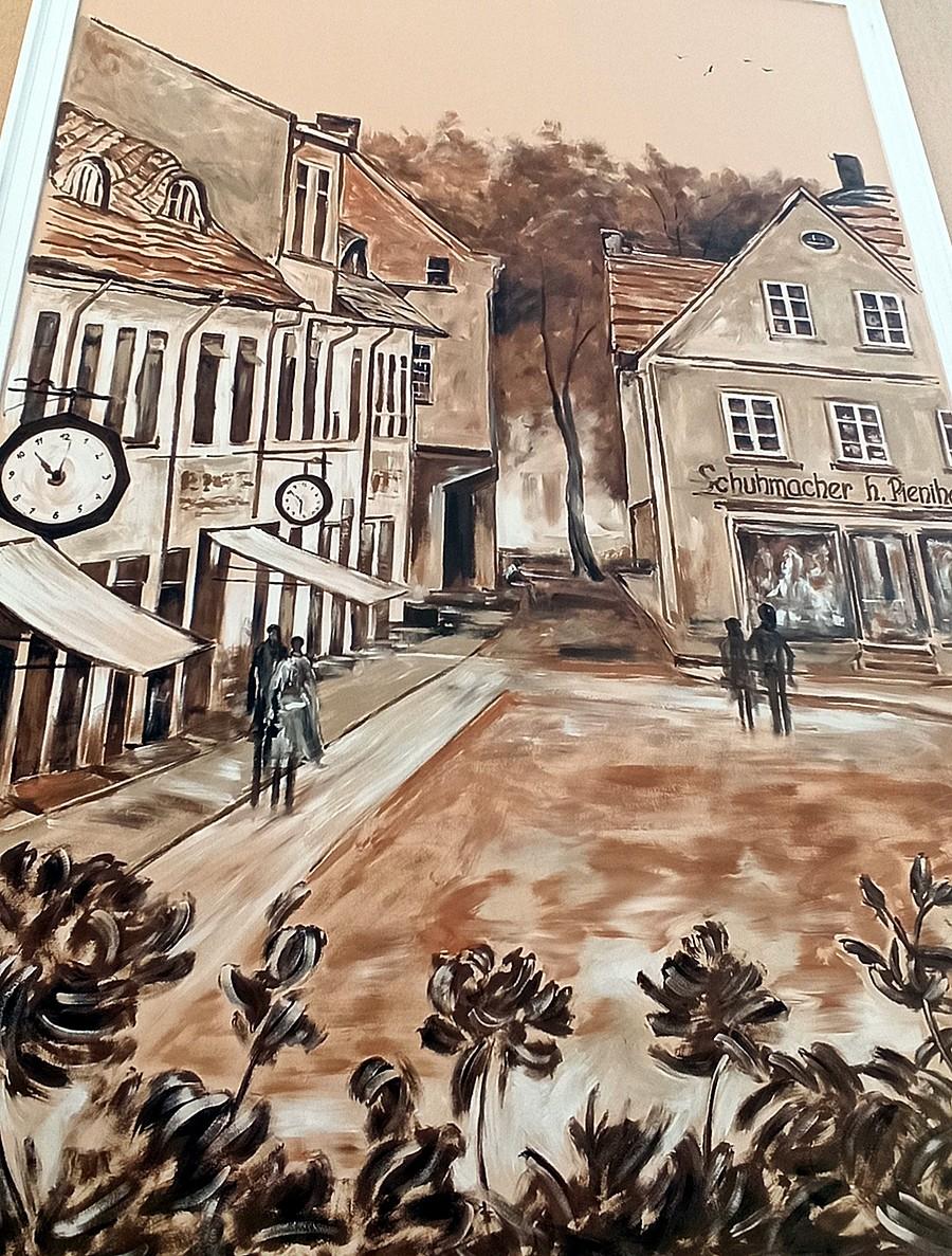 Mural na jednym z budynków w Polkowicach przedstawiający fragment przedwojennego rynku