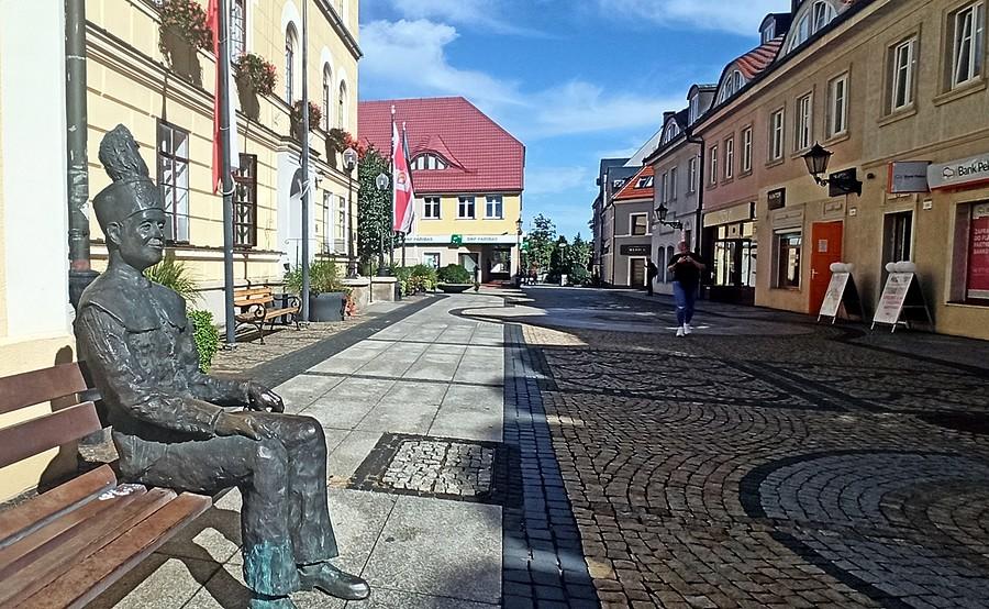 Pomnik górnika przed ratuszem w Polkowicach