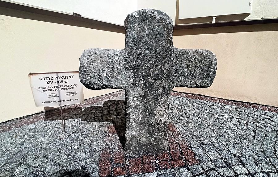 Krzyż pokutny przed kościołem św. Michała Archanioła w Polkowicach