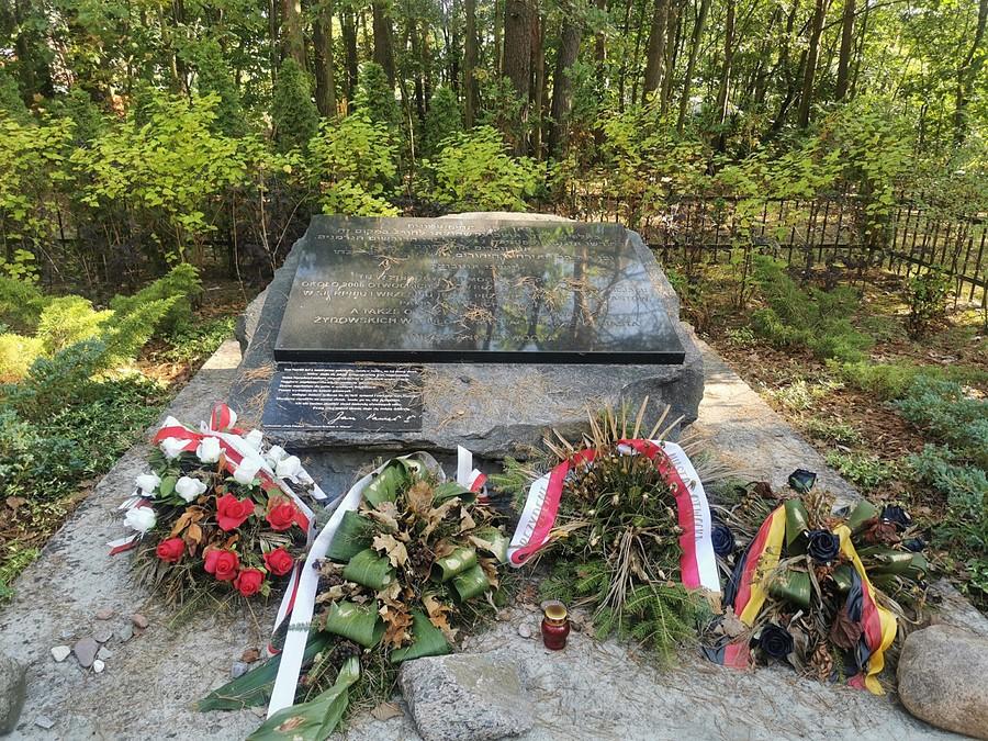 Zbiorowa mogiła ok. 2000 żydów.