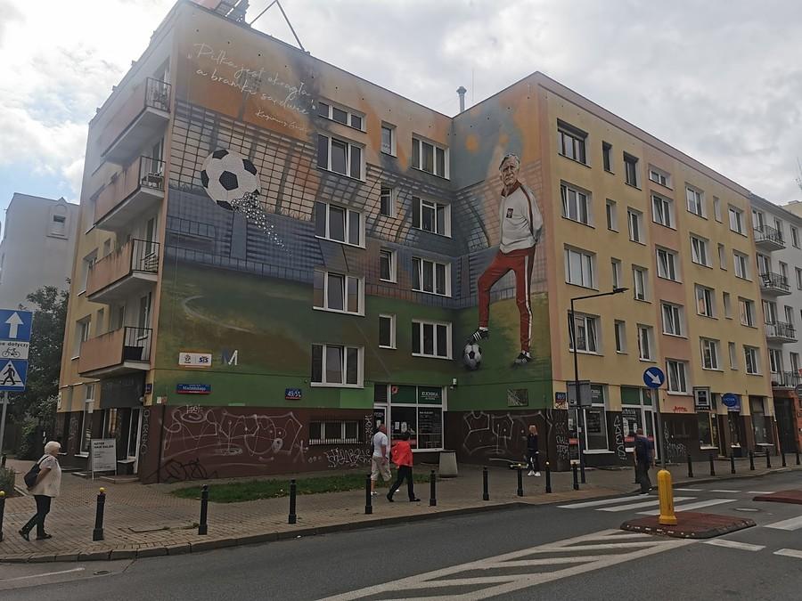 Dom na Madalińskiego i mural jego najsłynniejszego lokatora, Kazimierz Górski - trener stulecia