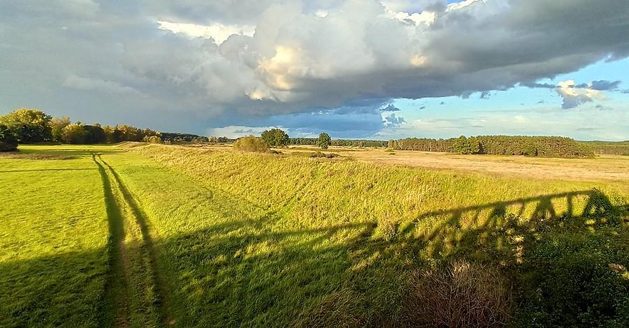 Widok na wał przeciwpowodziowy z mostu nad Odrą w Stanach