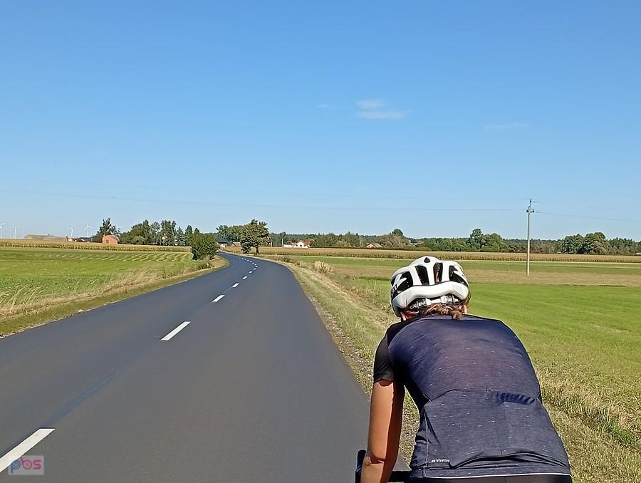 Rowerzysta na wiejskiej drodze