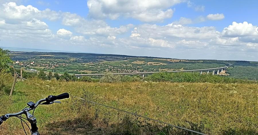 Wiadukt ciągle widać. Balaton też