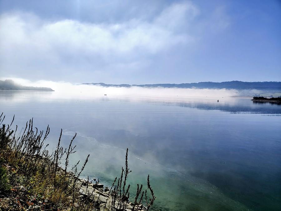 Jezioro Czorsztyńskie we mgle.