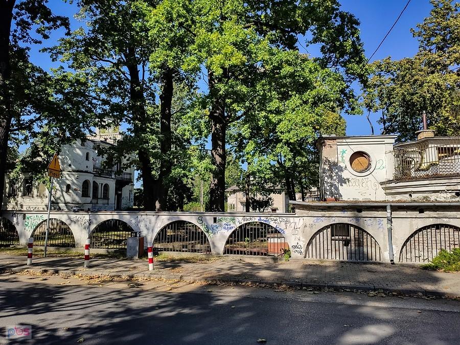 Restauracja "Baszta" zamknięta została w 2009 roku i spokojnie popada w ruinę