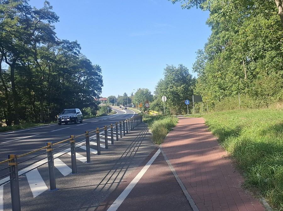 Asfalt się kończy, zaczyna kostka, zjechać nie ma jak