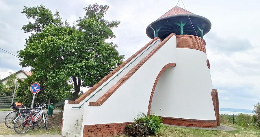 Wieża widokowa na wzgórzu Kőhegy (219 m) w poblizu Zamardi