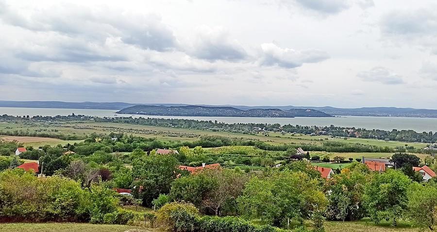 Widok na Balaton i półwysep Tihany z wieży widokowej Kohegy