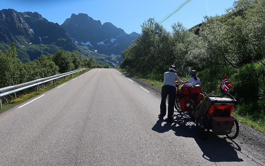 Pozdrowiłem z podziwem ową norweską rowerową rodzinkę :)