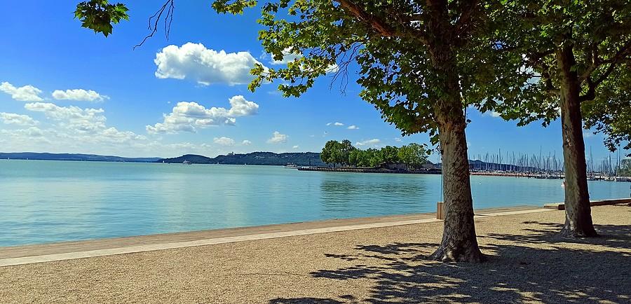 Balatonfured. Widok na molo i pólwysep Tihany