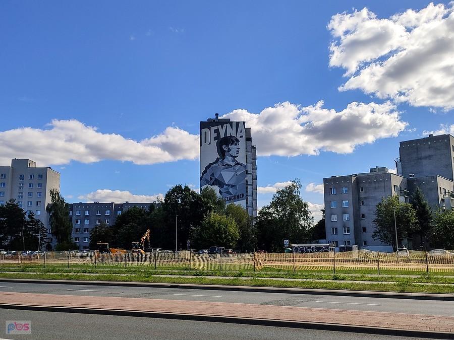 Kaziu Deyna patrzy gdzieś tam w kierunku tunelu POW