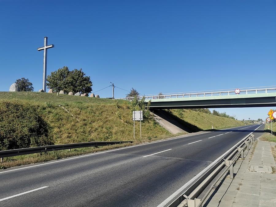 DK50, kładka i krzyż