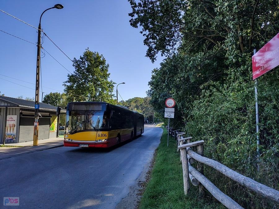 Autobus linii 519 odjeżdża z pętli Powsin-Park Kultury