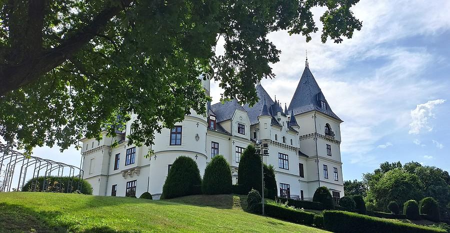 Pałac Andrassych w Tiszadob to romantyczna budowla z XIX w. wzniesiona na wzór zamków nad Loarą. Wybudowano go na cześć królowej Węgier Elżbiety Bawarskiej znanej jako Sissi