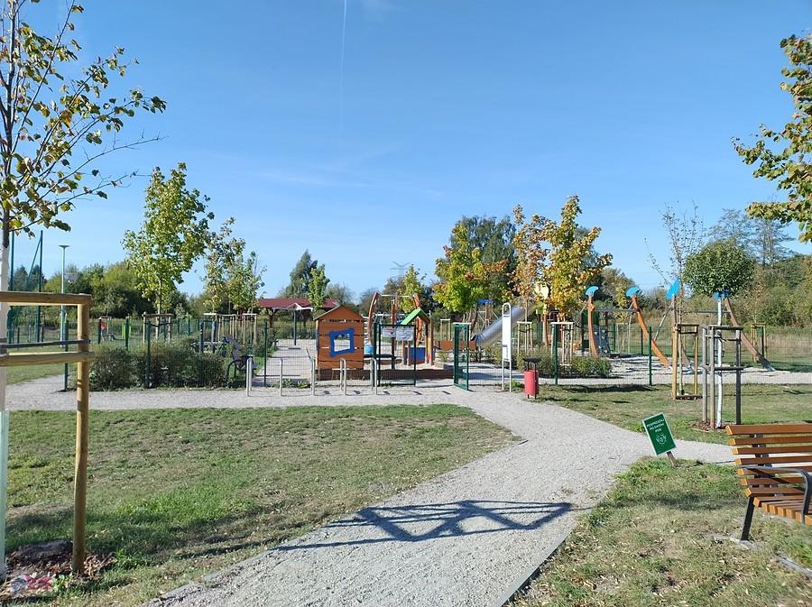 Plac zabaw zaraz za laskiem