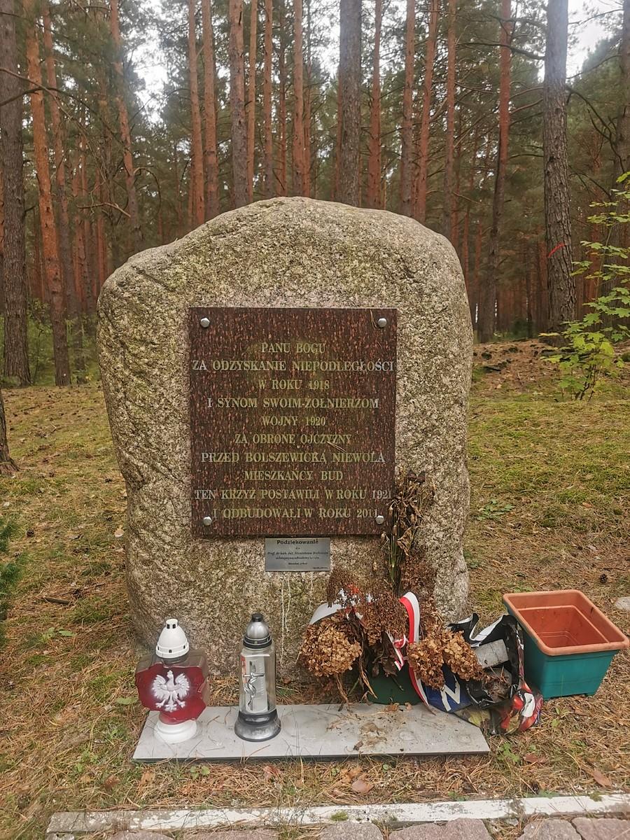 Postawiony w 1921, odnowiony 2011