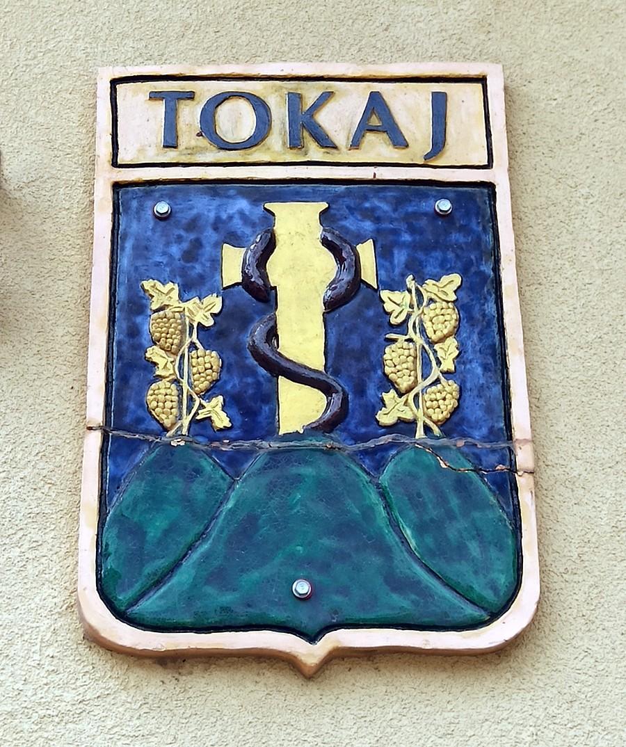 Herb Tokaju - stolicy legendarnego winiarskiego regionu na Węgrzech