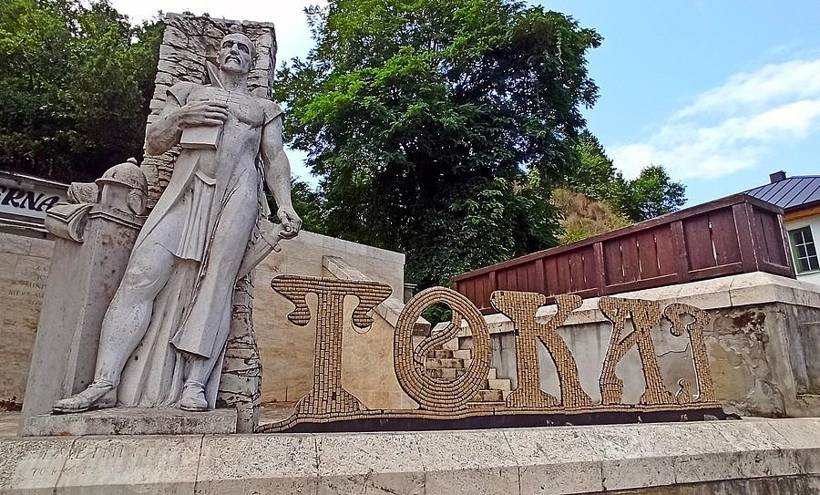 Tokaj. Napis ułożony z korków od butelek do wina