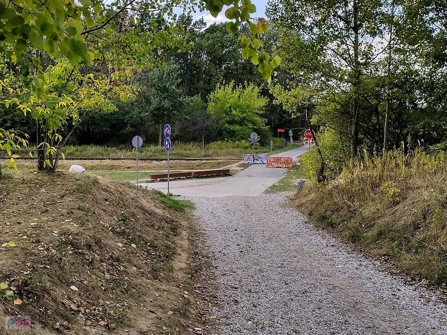 Przejazd kolejowy z betonową blokadą
