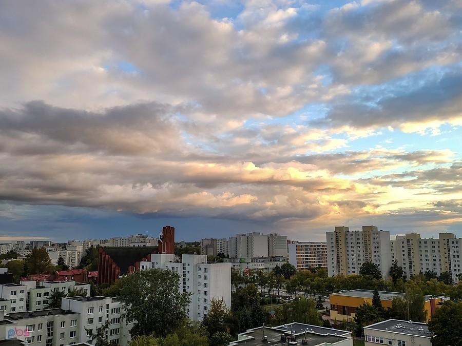 Zachód słońca z odrobiną słonecznych promyków