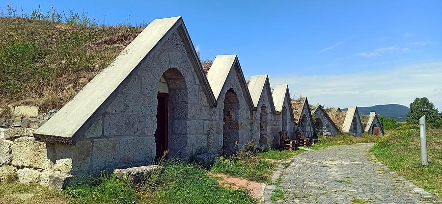 Piwniczki na wino w kompleksie Koporos we wsi Hercegkut