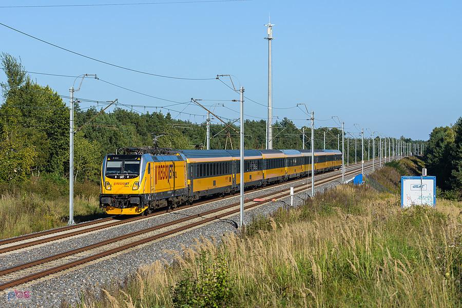 Szlak: Psary - Góra Włodowska, linia D29-4. Traxx MS3 (388 224-8) z poc. RJ1300 relacji: Warszawa Wschodnia - Kraków Główny mija Dzibice.