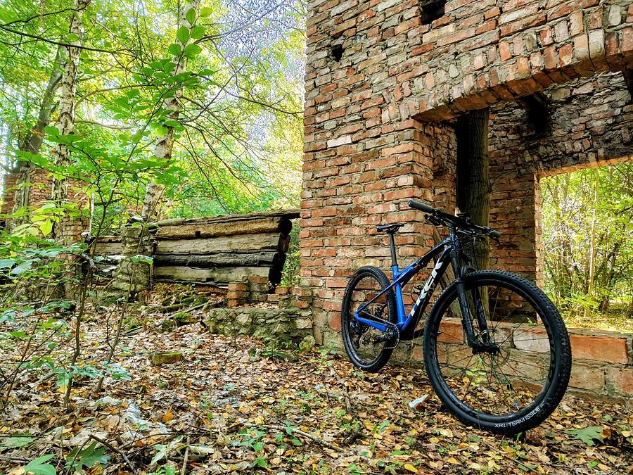 Full Trektor w ruinach zabudowań przy DK 46 w Przymiłowicach.