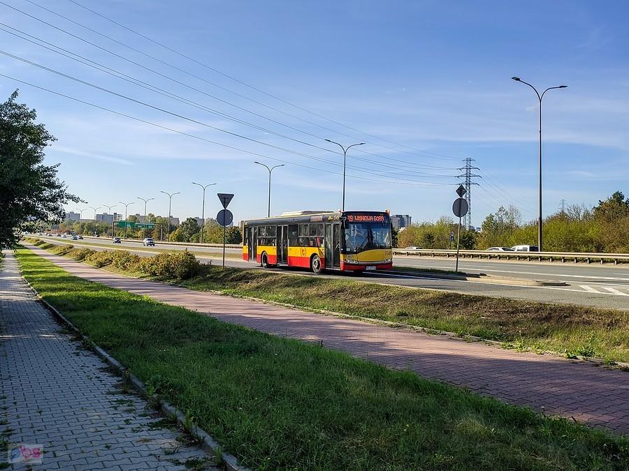 Autobus linii 119 pędzi do Wiśniowej Góry