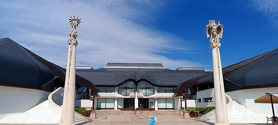Sarospatak na Węgrzech. Centrum kultury (kino, teatr, biblioteka)