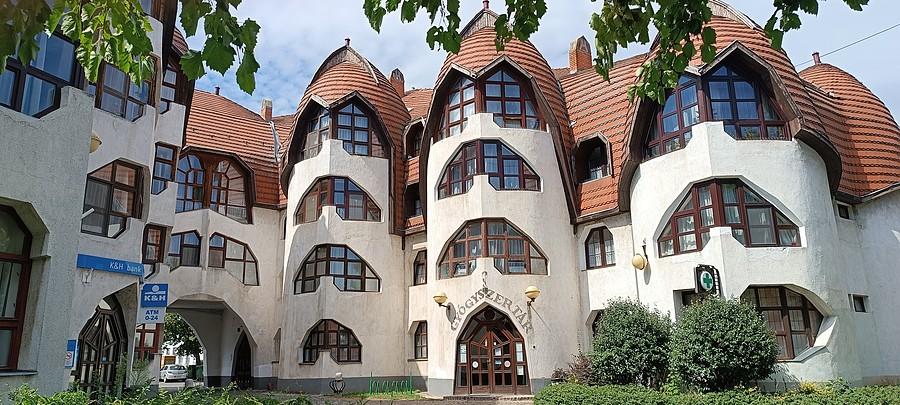 Oryginalne budynki w Sarospatak projektu Imre Makovecza