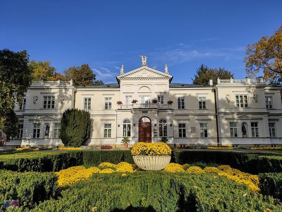 Pałac Krasińskich przystrojony chryzantemami