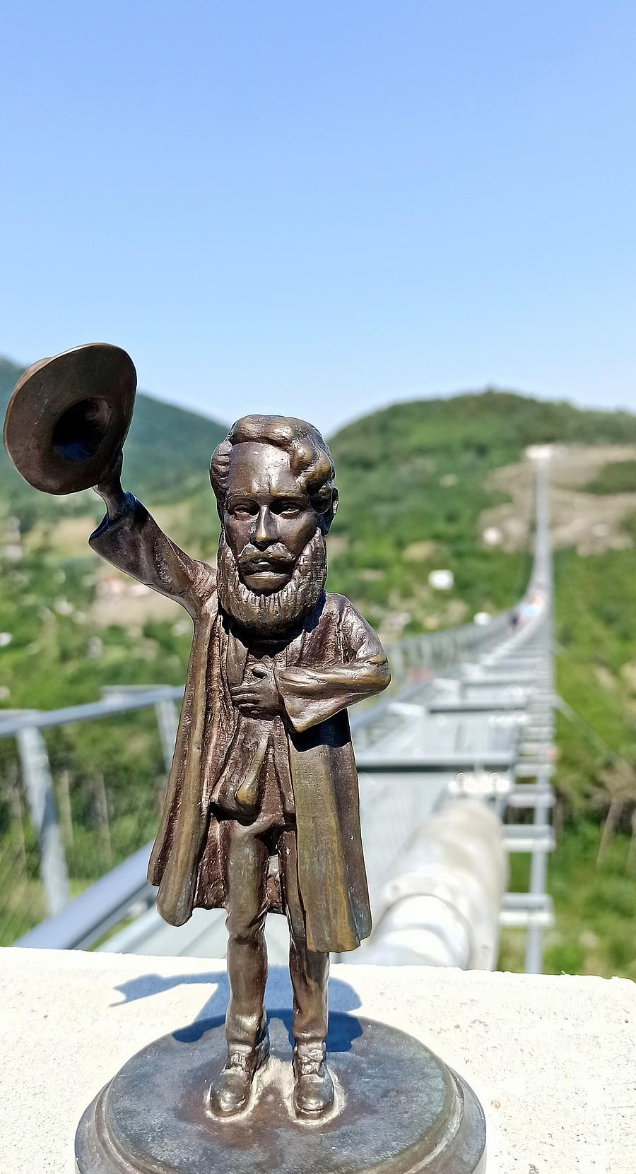 Przed wejściem na na kładkę stoi miniaturowa figurka Lajosa Kossutha...
