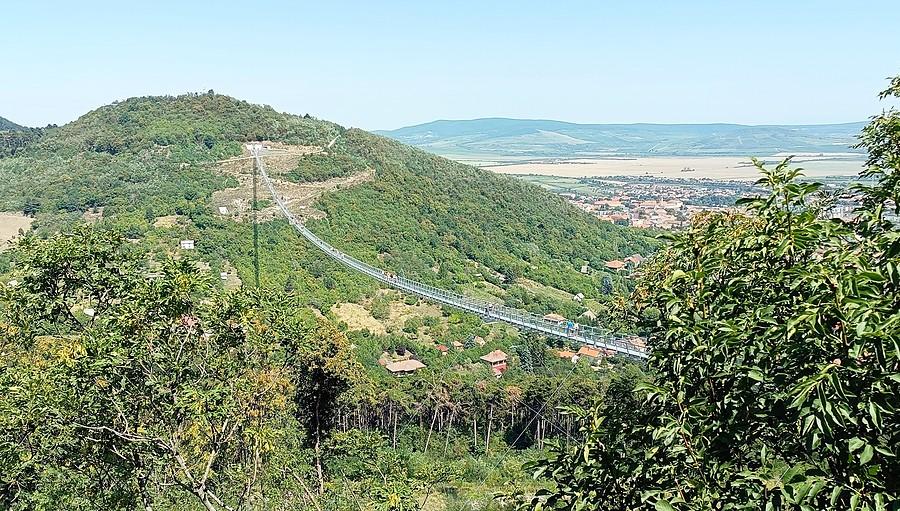 Widok z góry Varhegy na wiszący most w Sátoraljaújhely
