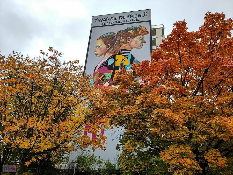 Mural ładnie się wkomponował w jesienne klony