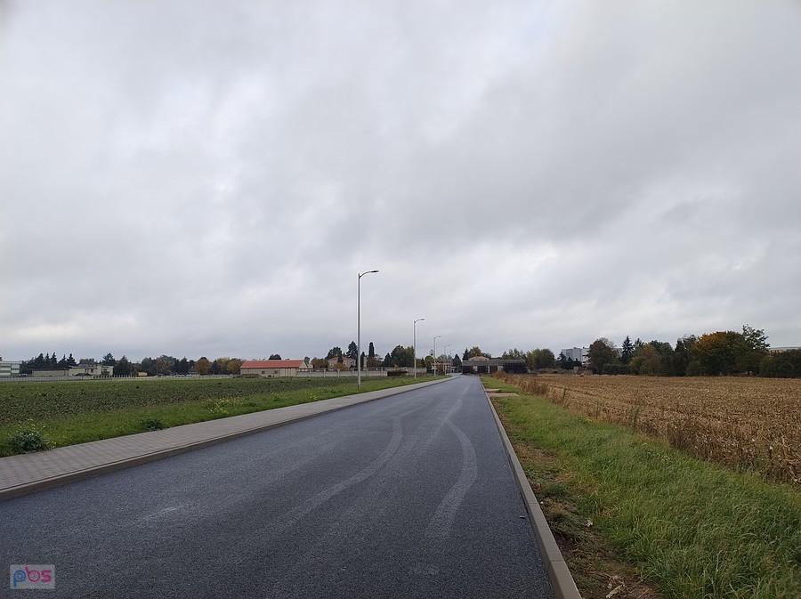 Nowy fragment asfaltowej drogi równoległej do technicznej