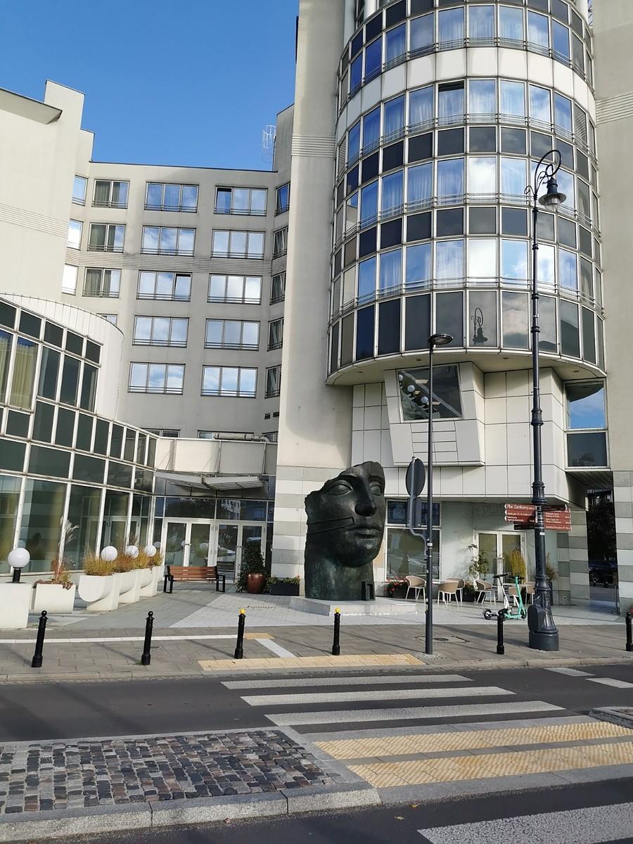 Rzeźba przed Sheratonem
