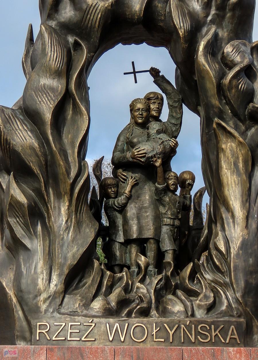 Fragment pomnika "Rzezi Wołyńskiej" w Domostawie