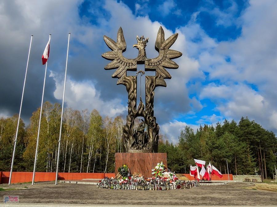 Pomnik "Rzezi Wołyńskiej" w Domostawie