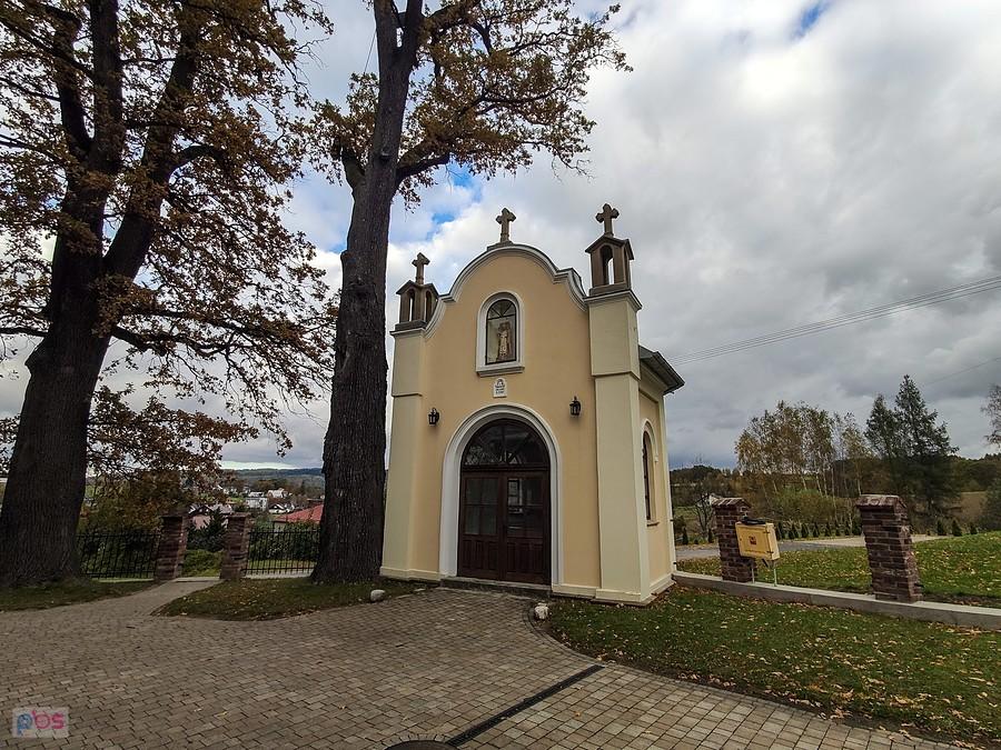Kapliczka przy kościele w Jasienicy Rosielnej