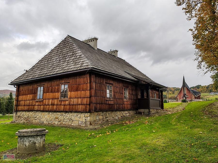 Blizne - organistówka z 1866 r i w oddali nowy kościół