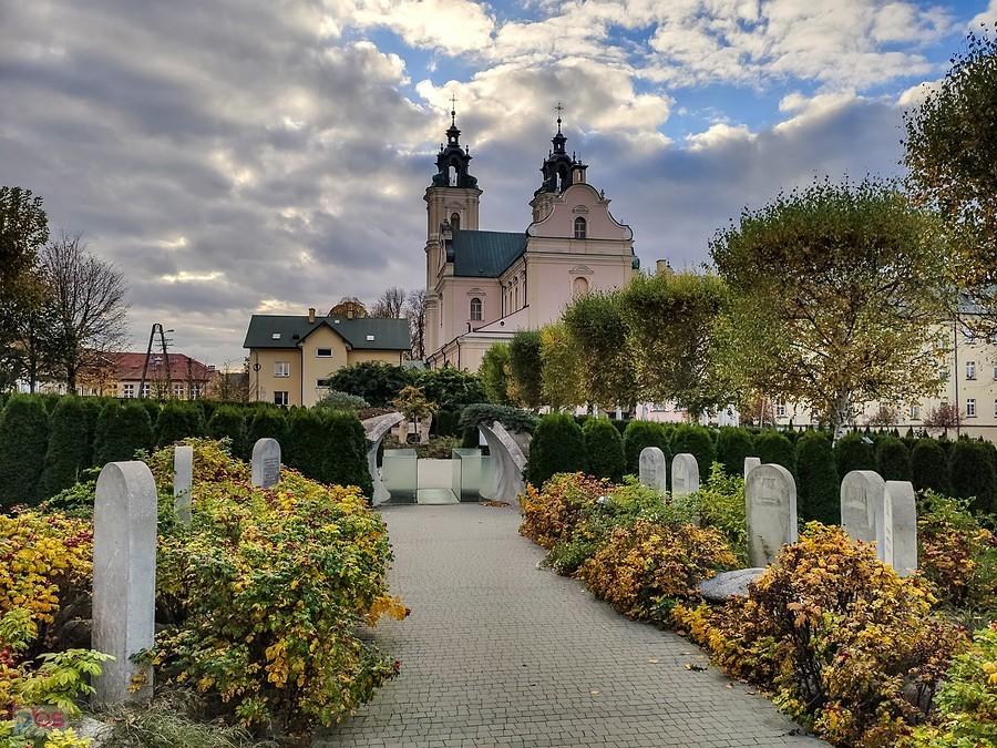 Stara Wieś - tablice Dziesięciu Przykazań w Ogrodzie Biblijnym