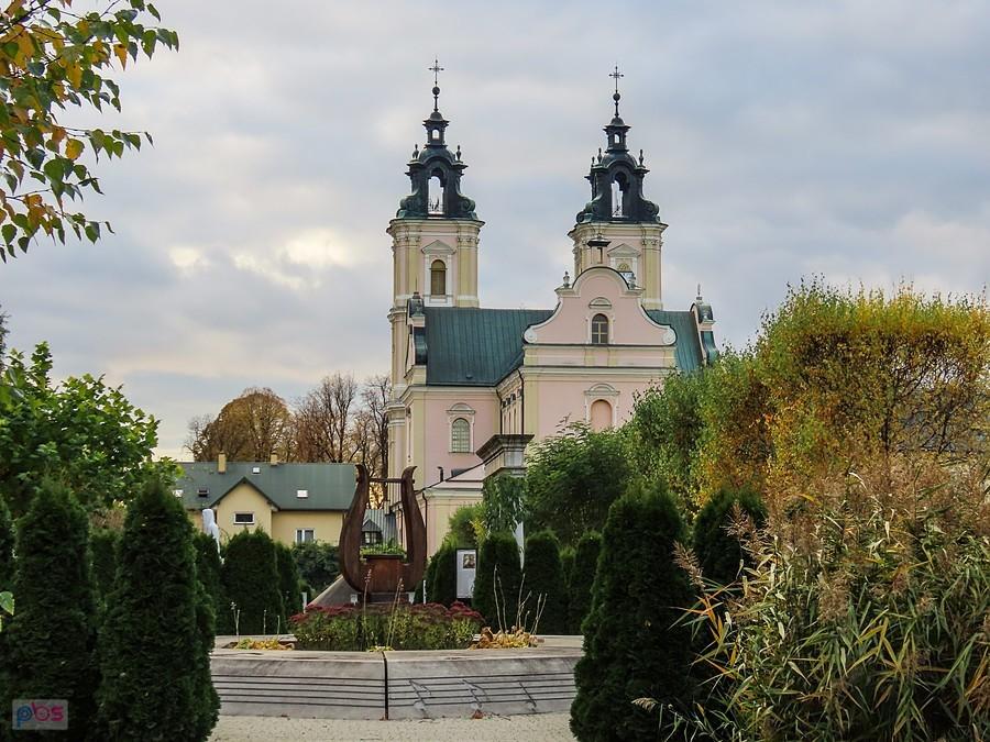 Ogród Biblijny - harfa na placu Psalmy Dawida i kościół Jezuitów w Starej Wsi