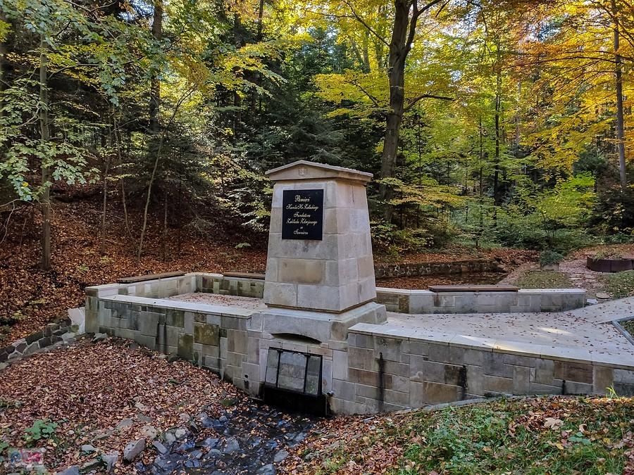 Obelisk pamięci hr. Karola Załuskiego z 1885 r. na źródle Mała Bełkotka