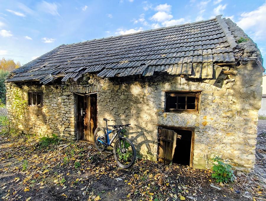 Trek przy starej wapiennej chałupie w Przymiłowicach Kotysów.