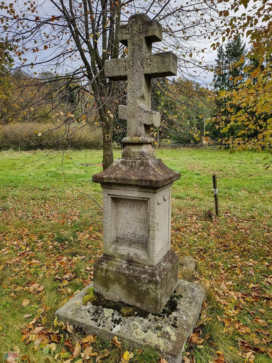 Nagrobek z 1888 roku przy cerkwi