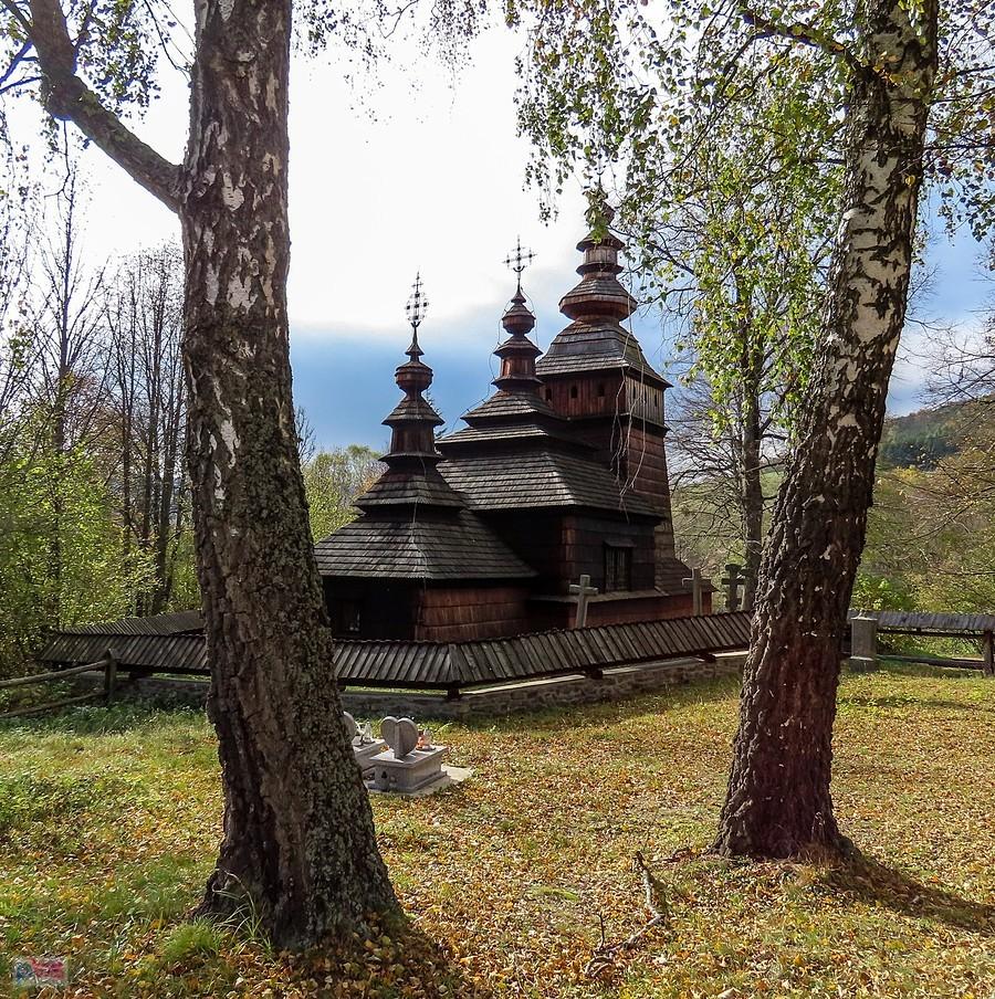 Widok na cerkiew w Kotani z terenu cmentarza