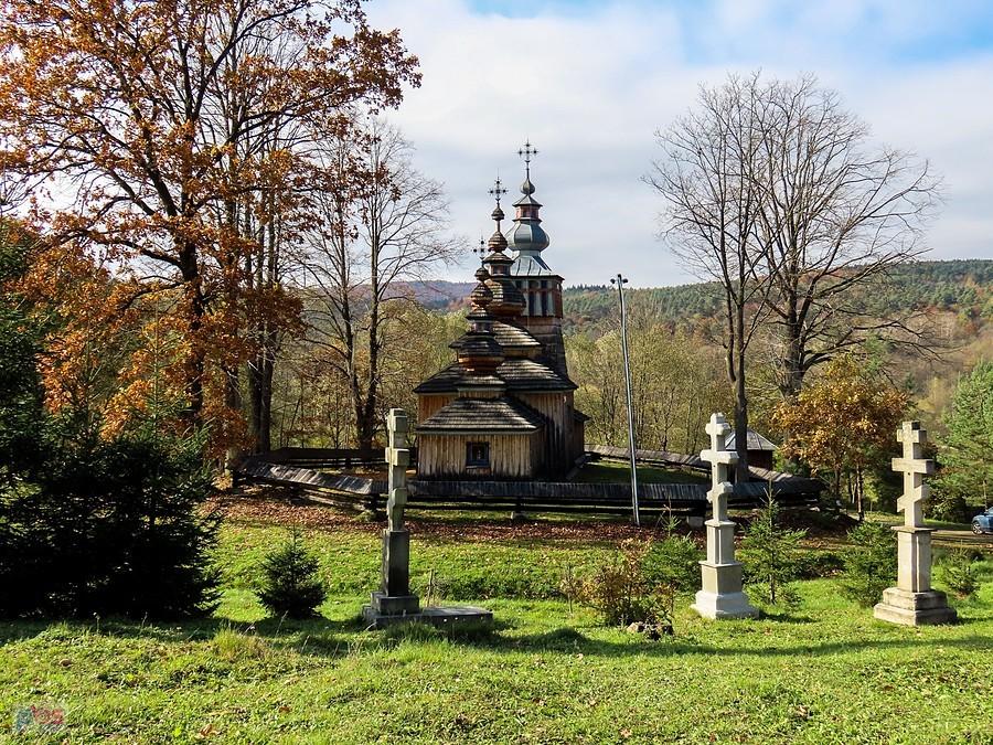Widok na cerkiew z terenu cmentarza