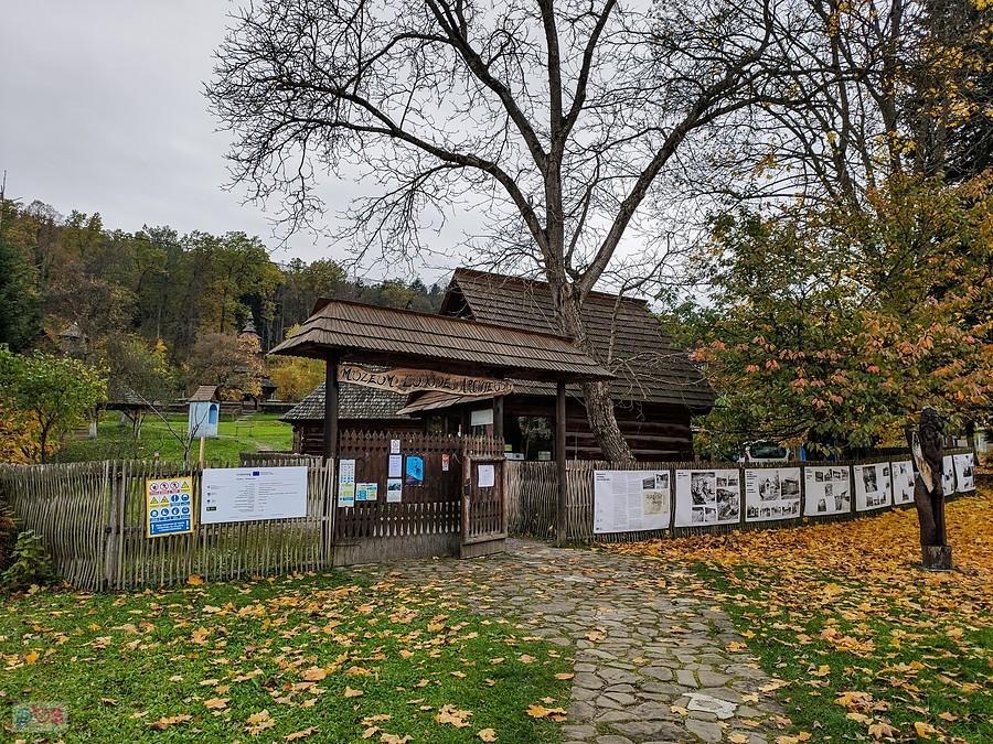Wejście do skansenu, expozícia ľudovej architektúry