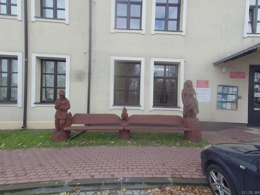 Rzeźby przed Urzędem Gminy Jadów